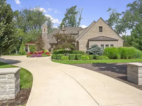 516 Ridgemoor Dr, Willowbrook, IL 60527