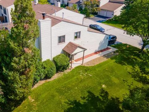 6380 Hathaway Ln #104, Downers Grove, IL 60516