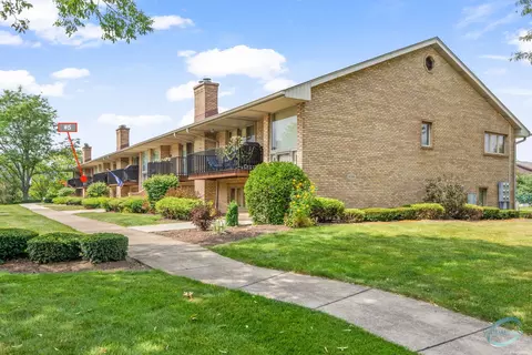 8316 Woodland Dr #5, Darien, IL 60561