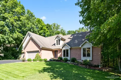 401 Fox Trail Dr, Batavia, IL 60510