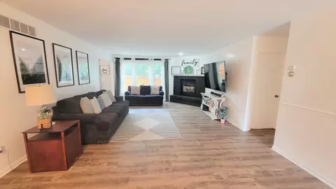 2033 Swan Ln, Elgin, IL 60123 photo 8