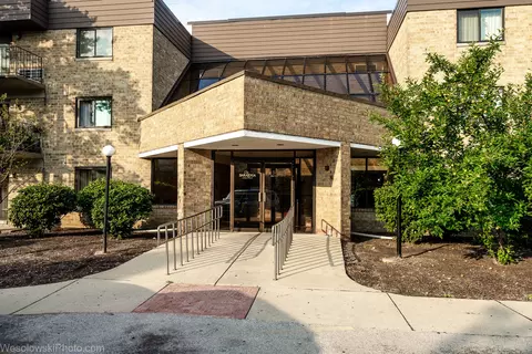 5600 Astor Ln #307, Rolling Meadows, IL 60008