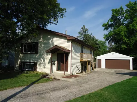851 853 Rhodes St, Woodstock, IL 60098