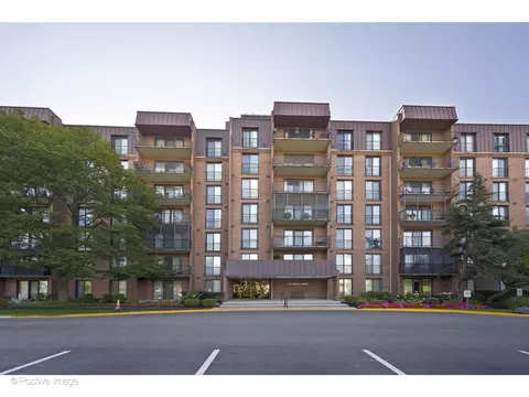 111 Acacia Dr #615, Indian Head Park, IL 60525