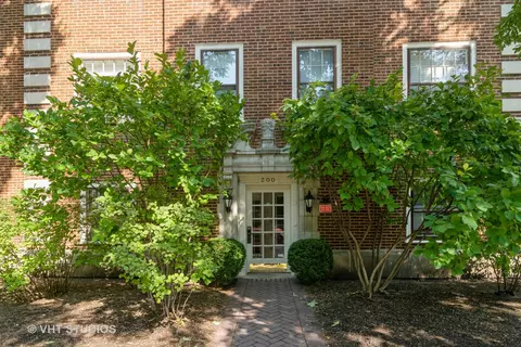 200 S Maple Ave #10, Oak Park, IL 60302