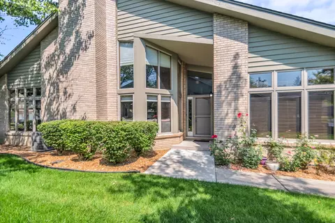 15 W Bay Rd, Palos Heights, IL 60463