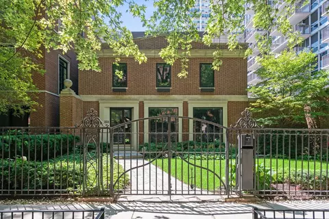 333 W Barry Ave, Chicago, IL 60657