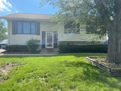 7836 Chestnut Ave, Woodridge, IL 60517