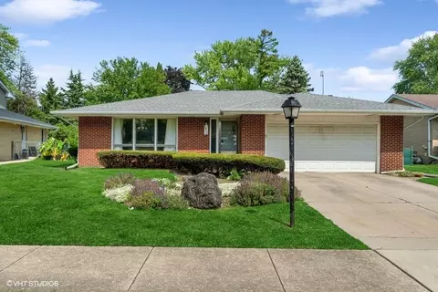 1810 Buckthorn Dr, Mount Prospect, IL 60056