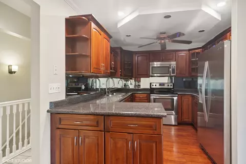4155 Crimson Dr, Hoffman Estates, IL 60192 photo 2