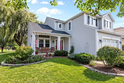 560 Wright Dr, Lake In The Hills, IL 60156