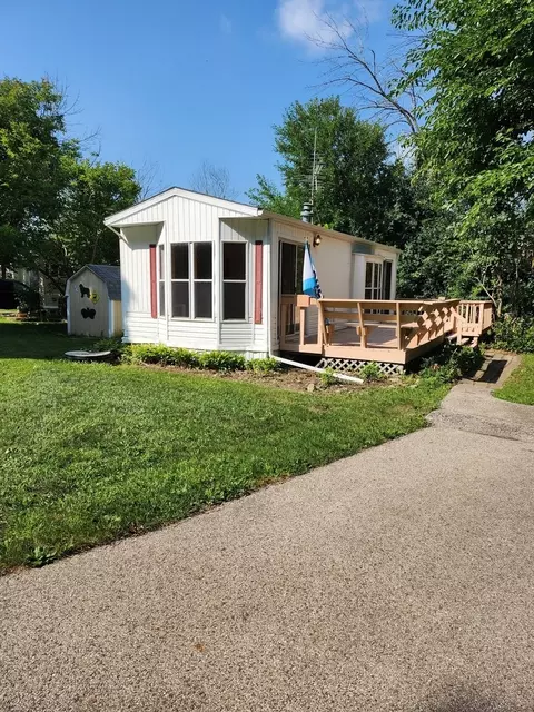 1009 Bay Rd #11, Mchenry, IL 60051