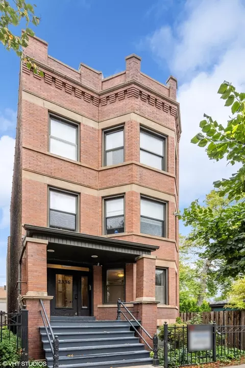 2336 W Roscoe St #1F, Chicago, IL 60618