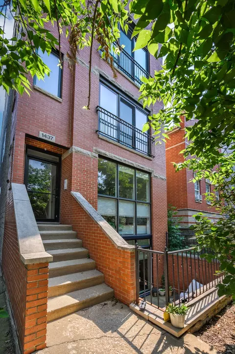 1437 N Artesian Ave #2, Chicago, IL 60622