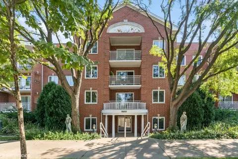 8650 N Shermer Rd #209, Niles, IL 60714