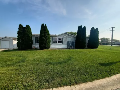 4 Swan Ln, Beecher, IL 60401