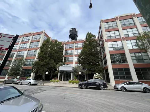 1800 W Roscoe St #313, Chicago, IL 60657