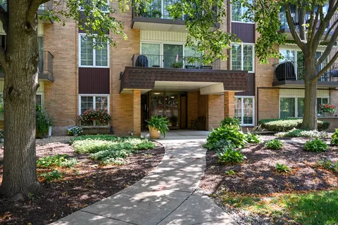 445 N Park Blvd #4C, Glen Ellyn, IL 60137