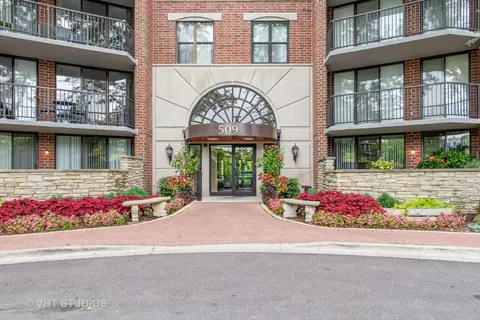 509 Aurora Ave #613, Naperville, IL 60540