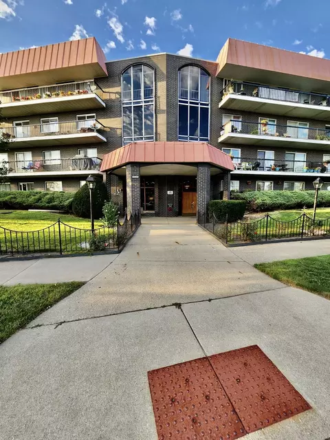 4840 Foster St #210, Skokie, IL 60077