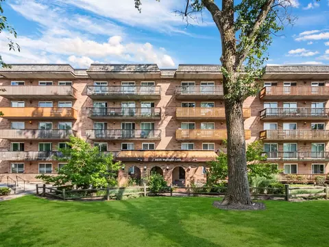 8025 Woodglen Ln N #209, Downers Grove, IL 60516