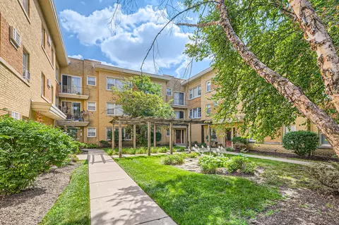 1957 S Euclid Ave #110, Berwyn, IL 60402