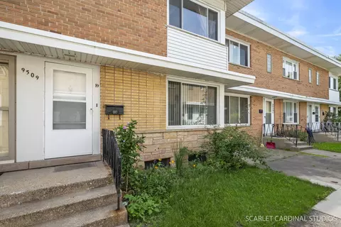 9509 Gross Point Rd #D, Skokie, IL 60076