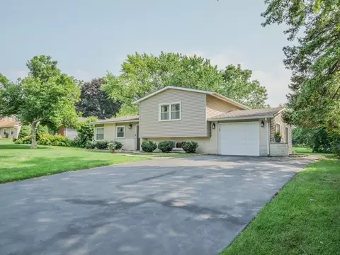 1013 Apple Valley Dr, Bartlett, IL 60103 photo 2