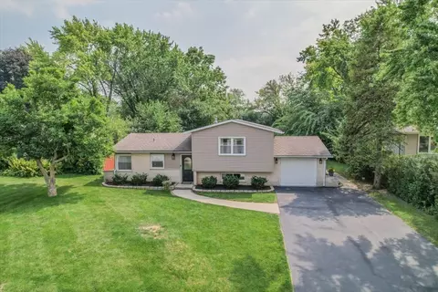 1013 Apple Valley Dr, Bartlett, IL 60103 photo 3