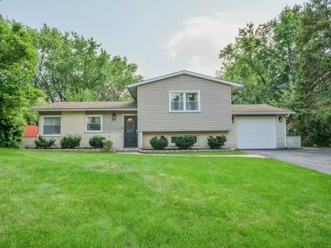 1013 Apple Valley Dr, Bartlett, IL 60103