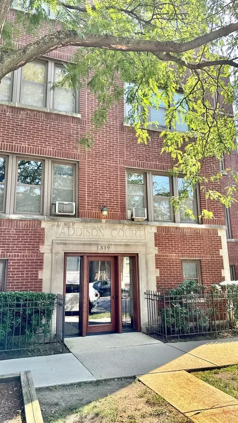 1319 W Addison St #1A, Chicago, IL 60613