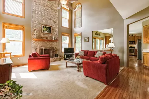 5149 Conifer Ln, Gurnee, IL 60031 photo 2