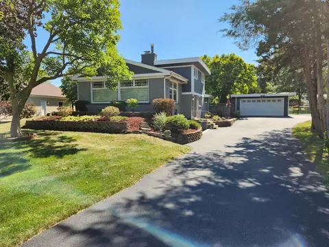 22 W321 Temple Dr, Medinah, IL 60157