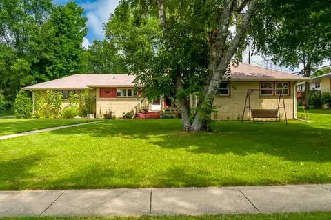 4804 Edgewood Hills Dr, Rockford, IL 61108