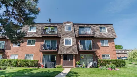 9370 Bay Colony Dr #1S, Des Plaines, IL 60016
