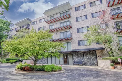 1 S150 Spring Rd #4B, Oakbrook Terrace, IL 60181