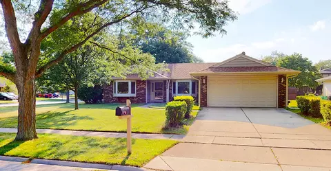132 Millis Ln, Schaumburg, IL 60193