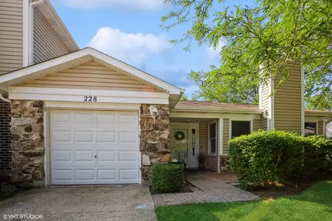 228 Hedgerow Dr, Bloomingdale, IL 60108
