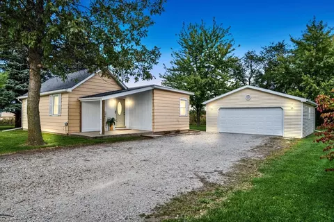 211 N School St, Carlock, IL 61725