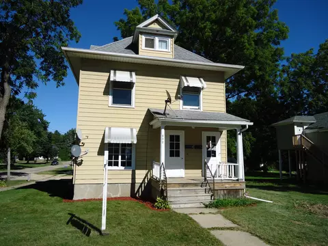 632 Queen Anne St, Woodstock, IL 60098
