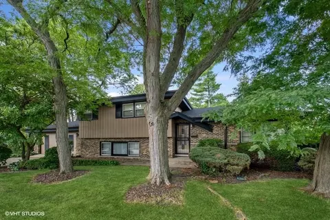 8017 W Church Ter, Niles, IL 60714