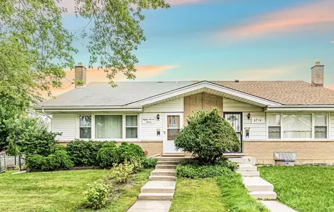 8716 N Shermer Rd, Niles, IL 60714