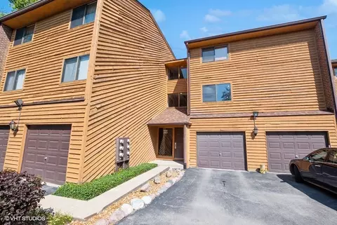 9553 Arrowhead Dr #2E, Hickory Hills, IL 60457