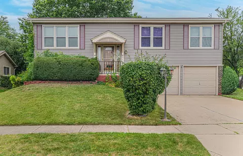 1940 Woodside Ln, Glendale Heights, IL 60139