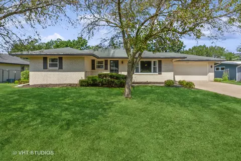 1902 Oak Leaf Dr, South Beloit, IL 61080 photo 3