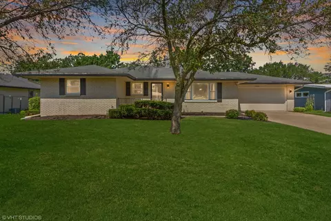 1902 Oak Leaf Dr, South Beloit, IL 61080 photo 2