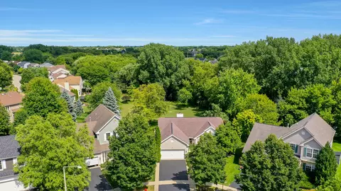 8 Melbourne Ct, Lake In The Hills, IL 60156
