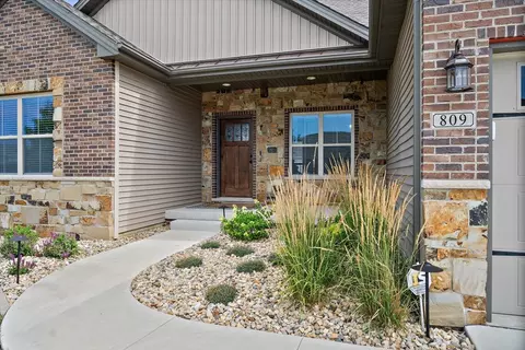 809 Table Rock Cir, Normal, IL 61761 photo 2