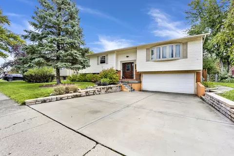 6887 Hawthorne Ln, Hanover Park, IL 60133