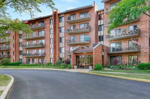 701 Lake Hinsdale Dr #404, Willowbrook, IL 60527